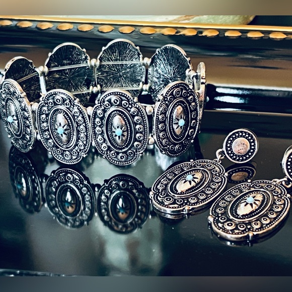 Park Lane Jewelry - Park Lane - Reign- Bracelet and Earrings 
2 piece set